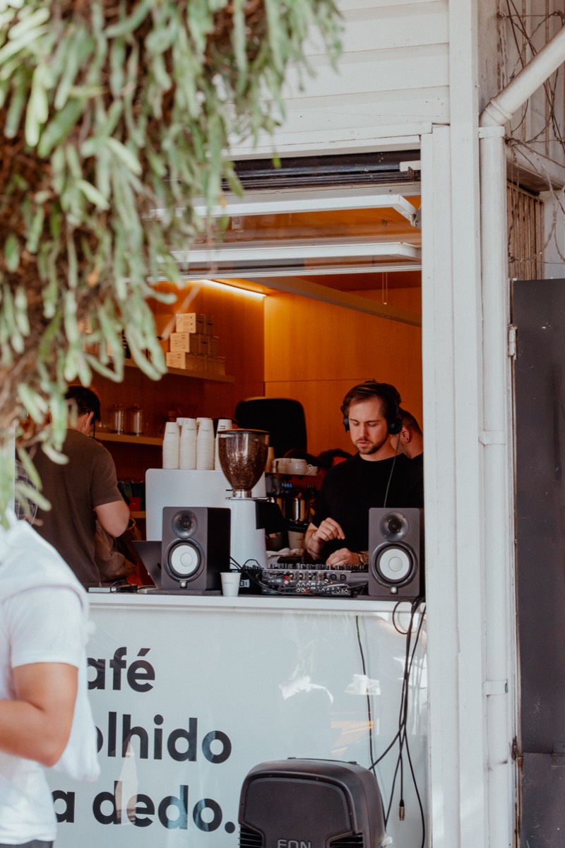 DJ e baristas na janela da CAFFEA